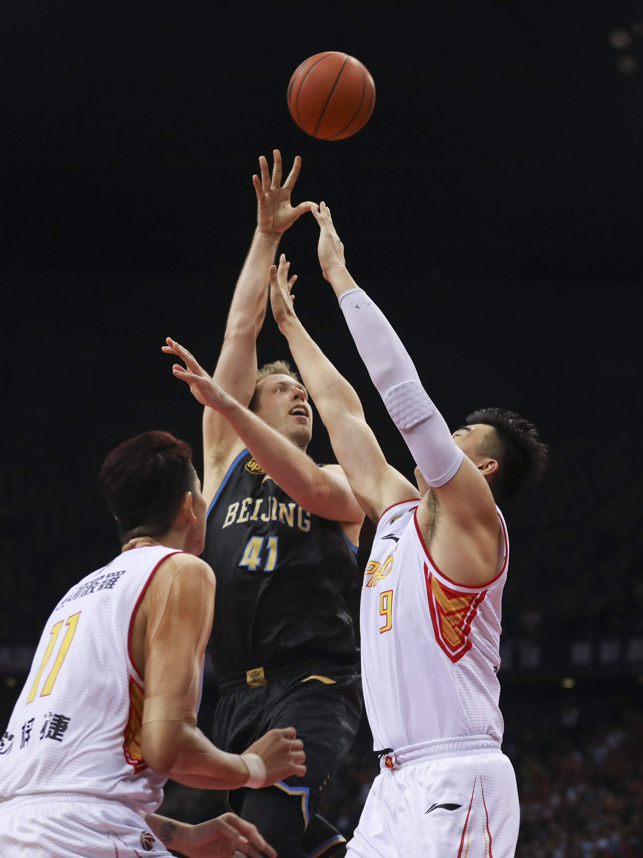 刘伟国：捧起中甲冠军奖杯很激动，明年力争在中超站稳脚跟（刘伟国：中甲夺冠令人振奋，明年力求在中超站稳脚跟）