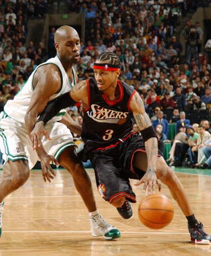 曼联加快与皇马球星的谈判，力图签下这位状态火热的球星。（曼联加速与皇马球星谈判，力争签下这位状态正佳的球星）