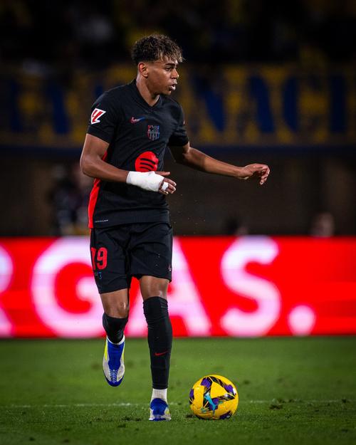 林诗栋刁钻进攻线路对决卡尔伯格顽强防守（林诗栋犀利变线进攻对抗卡尔伯格铁壁防守）