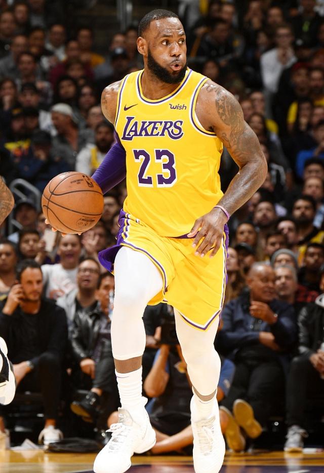 拉奎尔罗德里格斯对决妮琪贝拉引关注（拉奎尔罗德里格斯大战妮琪贝拉成焦点）