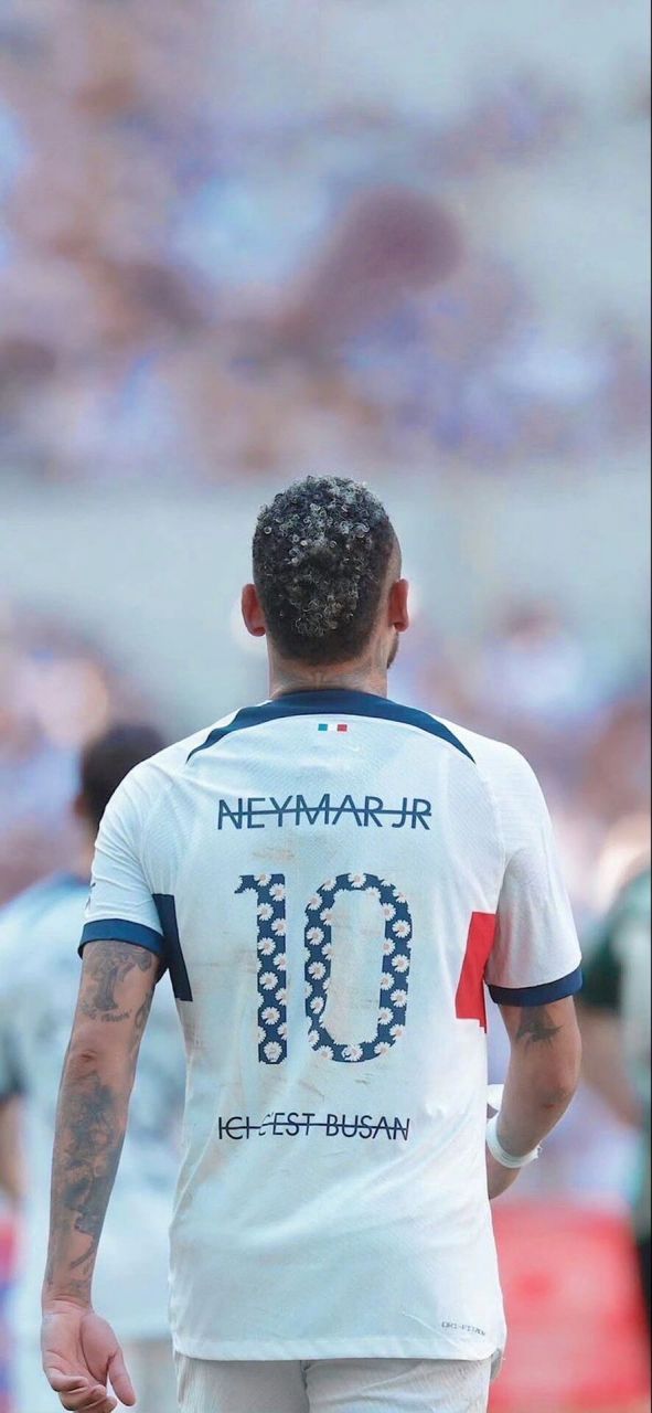 莱万：我经常带伤上场，肋骨骨折也硬撑；不着急决定未来（莱万：常带伤出战，肋骨骨折也硬扛；未来去向不急于决定）