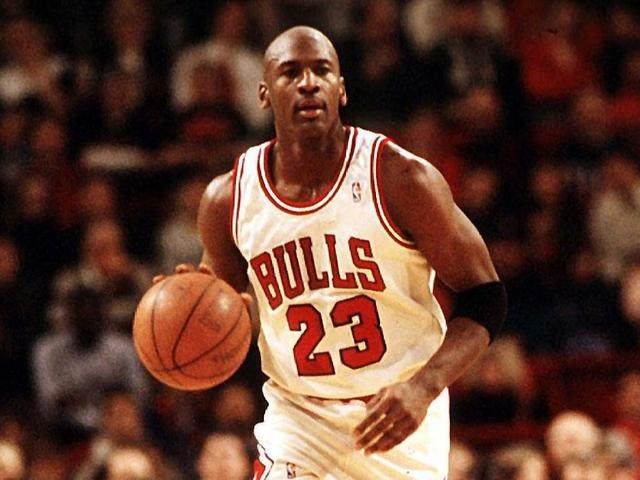 跟队：米兰双雄在为新球场找命名商，目标带来每年超2000万欧收入（队记：米兰双雄为新球场寻冠名合作，目标年收逾2000万欧元）