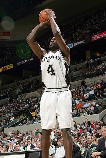 半场战报：西班牙人0-1比利亚雷亚尔，赫拉德-莫雷诺建功（半场：比利亚雷亚尔1-0领先西班牙人，赫拉德-莫雷诺破门）